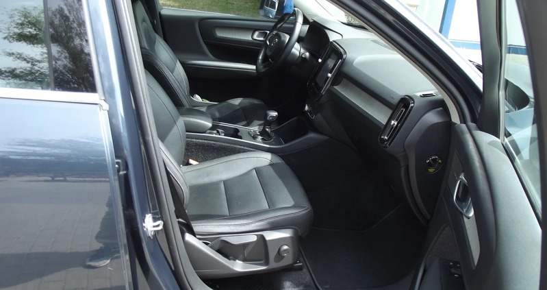 Volvo XC 40 cena 87900 przebieg: 148200, rok produkcji 2018 z Ciechanów małe 254